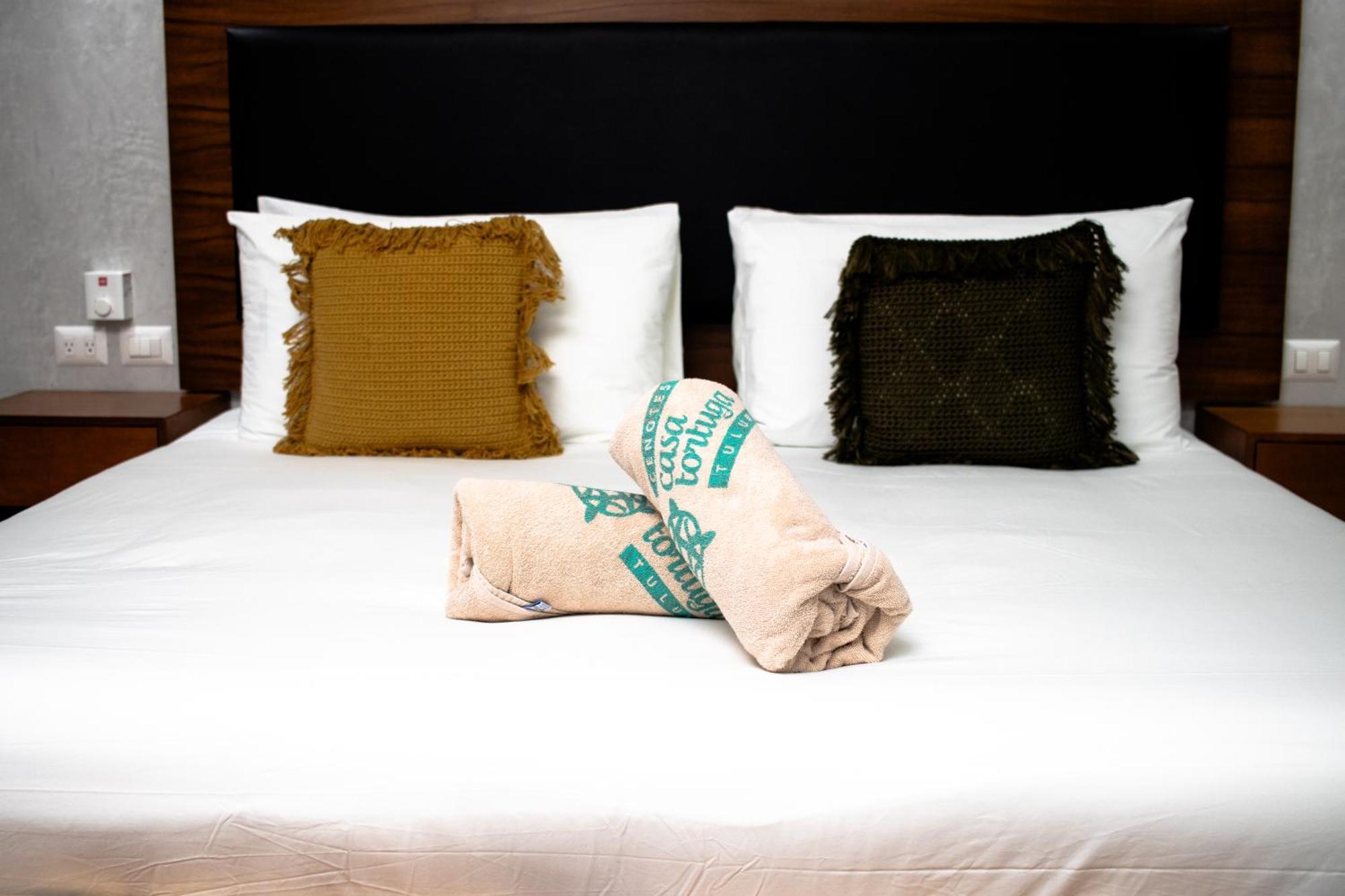 Hotel Casa Tortuga Tulum - Cenotes Park Inclusive Εξωτερικό φωτογραφία A bed with a folded blanket