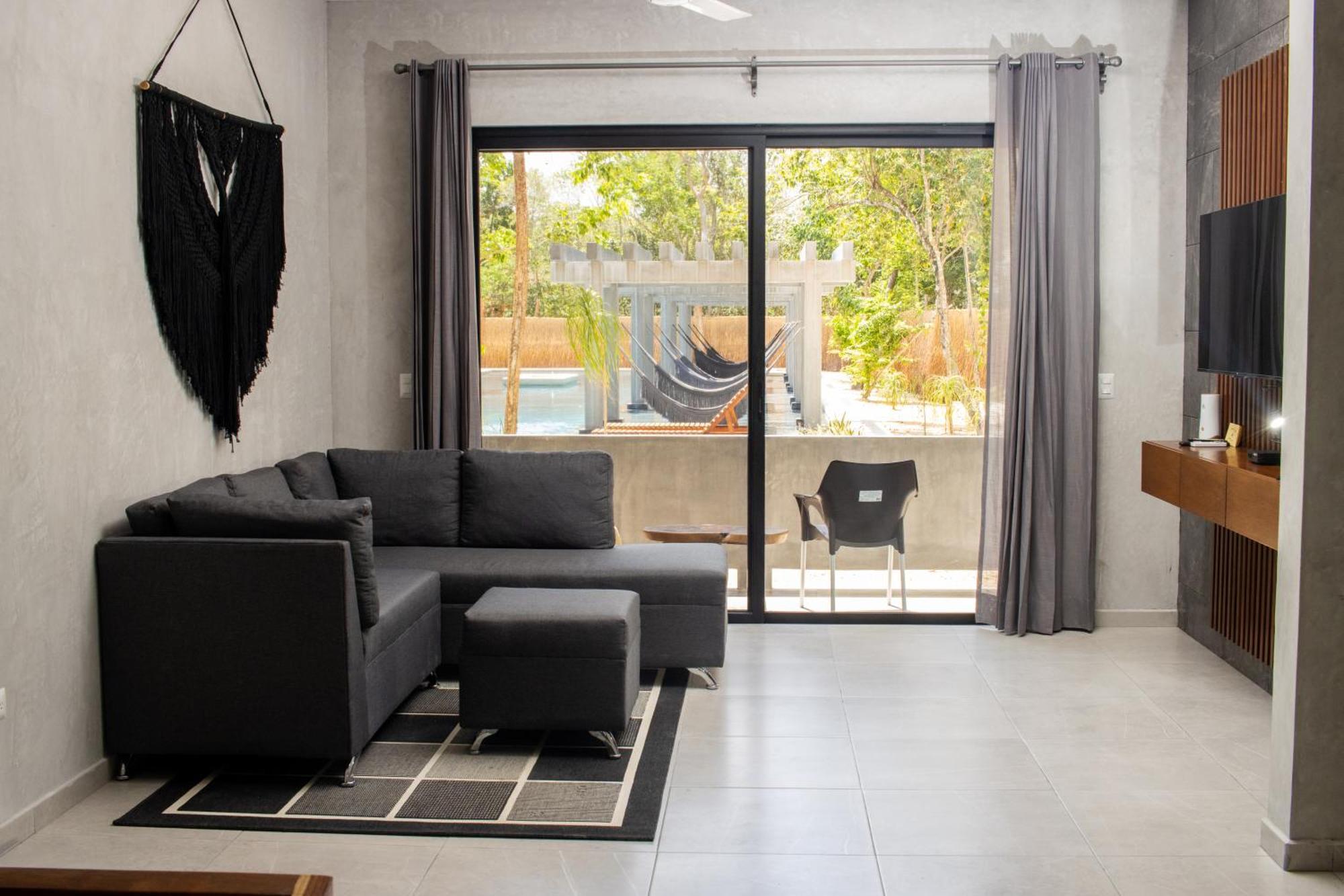 Hotel Casa Tortuga Tulum - Cenotes Park Inclusive Εξωτερικό φωτογραφία A living room with a hammock