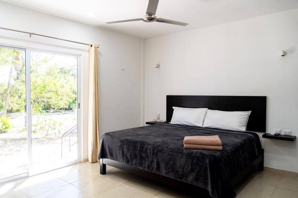 Hotel Casa Tortuga Tulum - Cenotes Park Inclusive Εξωτερικό φωτογραφία A bedroom with a ceiling fan